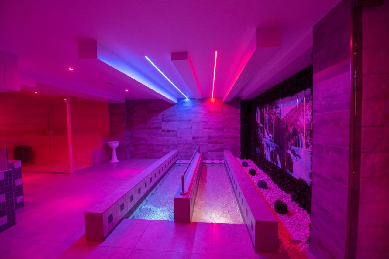 White Apartments & Spa Avola Extérieur photo