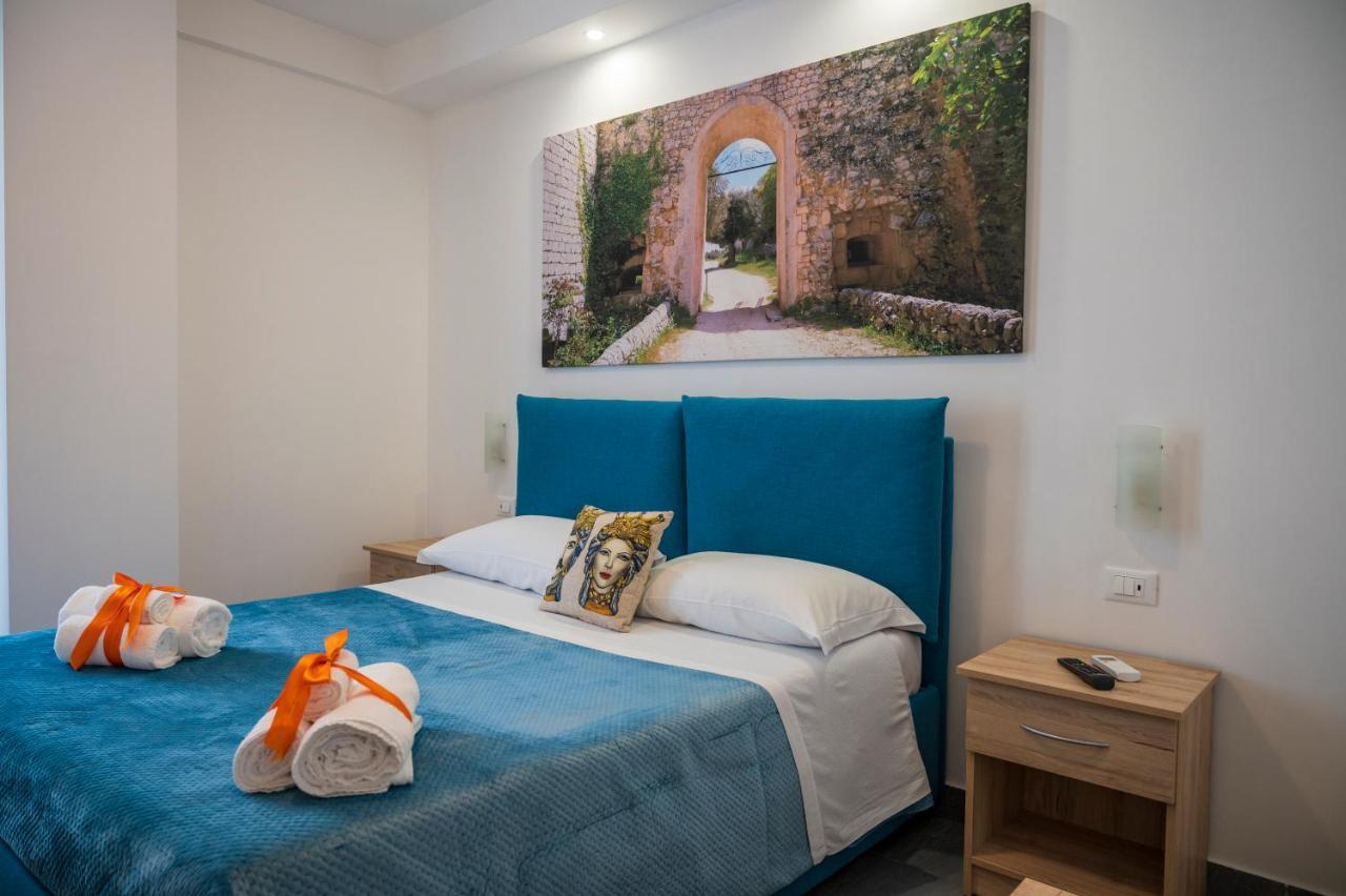 White Apartments & Spa Avola Extérieur photo